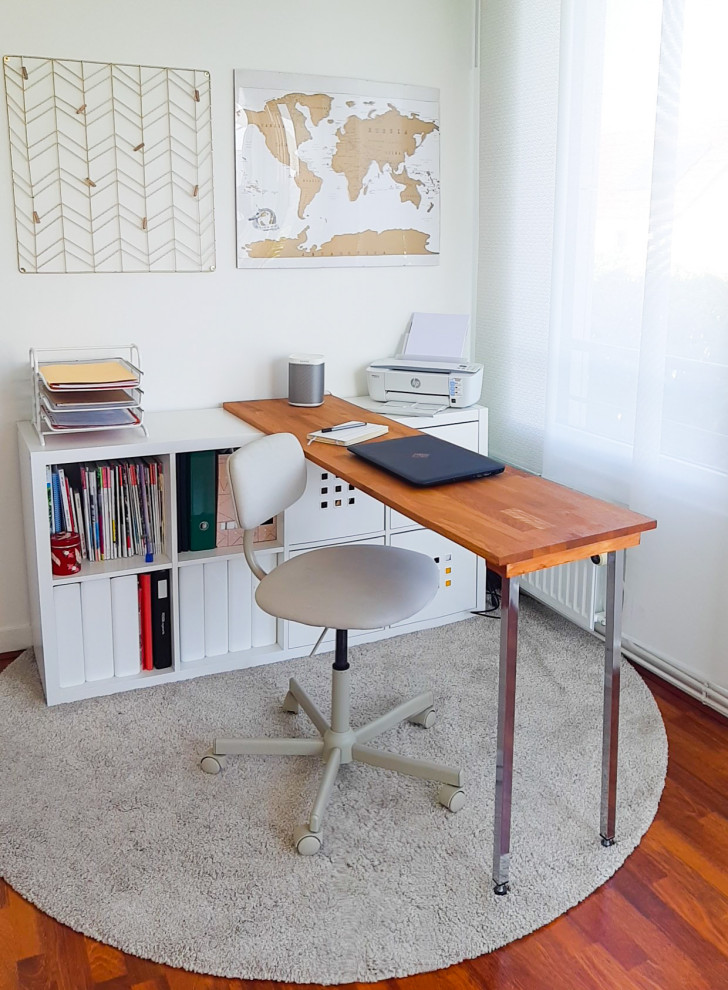 Ispirazione per un piccolo ufficio design con pareti bianche, parquet scuro, nessun camino, scrivania incassata e pavimento beige