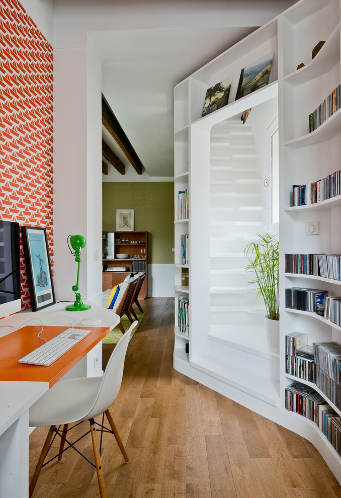 Inspiration for a transitional home office remodel in Paris