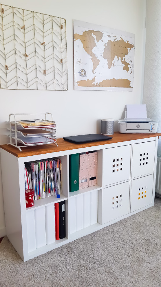 Immagine di un piccolo ufficio minimal con pareti bianche, nessun camino, scrivania incassata, pavimento beige e moquette