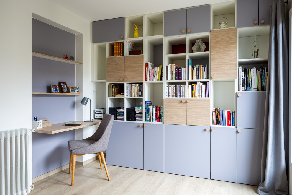 Modernes Arbeitszimmer ohne Kamin mit Arbeitsplatz, weißer Wandfarbe, hellem Holzboden, Einbau-Schreibtisch und beigem Boden in Bordeaux