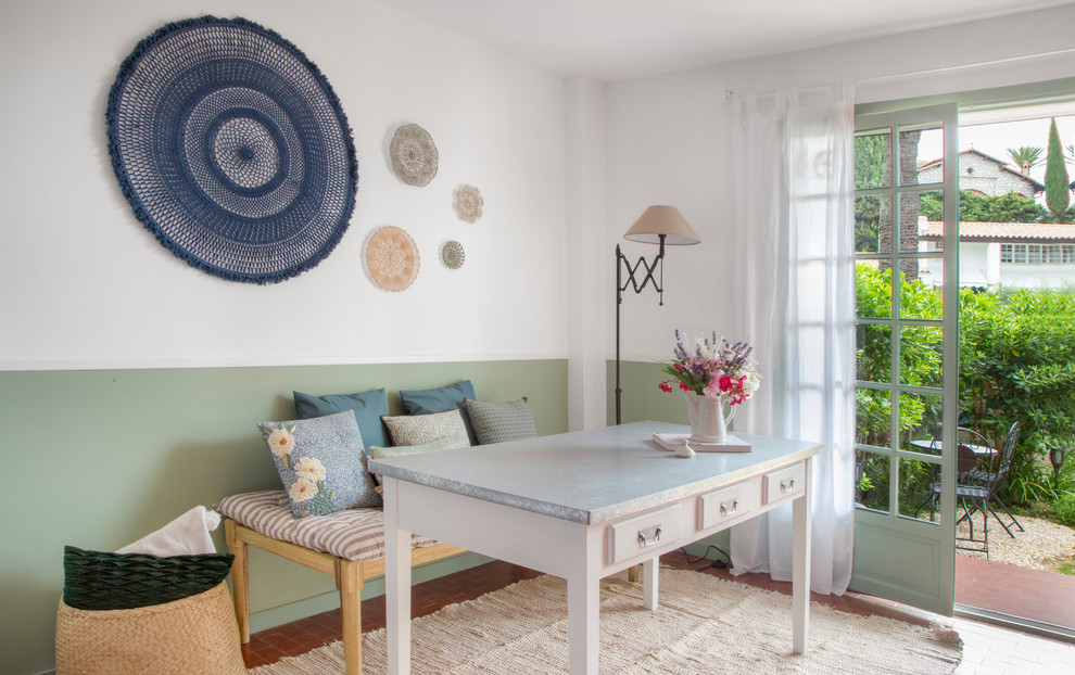 Stilmix Arbeitszimmer ohne Kamin mit grüner Wandfarbe, Backsteinboden und freistehendem Schreibtisch in Nizza
