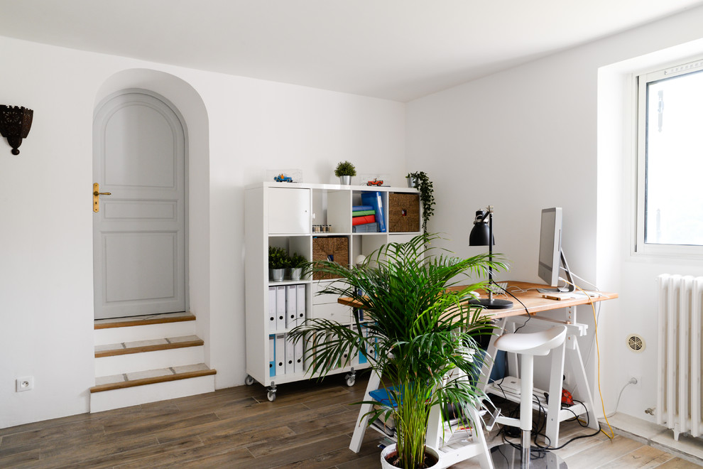 Inspiration för mellanstora skandinaviska hemmabibliotek, med vita väggar, klinkergolv i keramik, ett fristående skrivbord och brunt golv