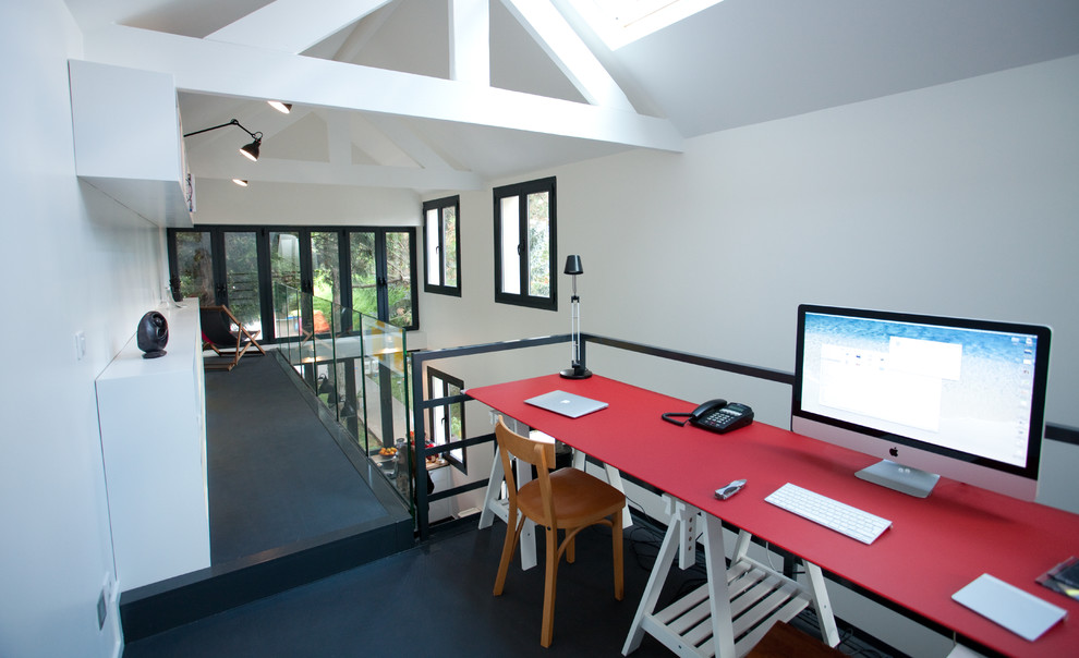 Стильный дизайн: рабочее место среднего размера в современном стиле с белыми стенами и отдельно стоящим рабочим столом - последний тренд