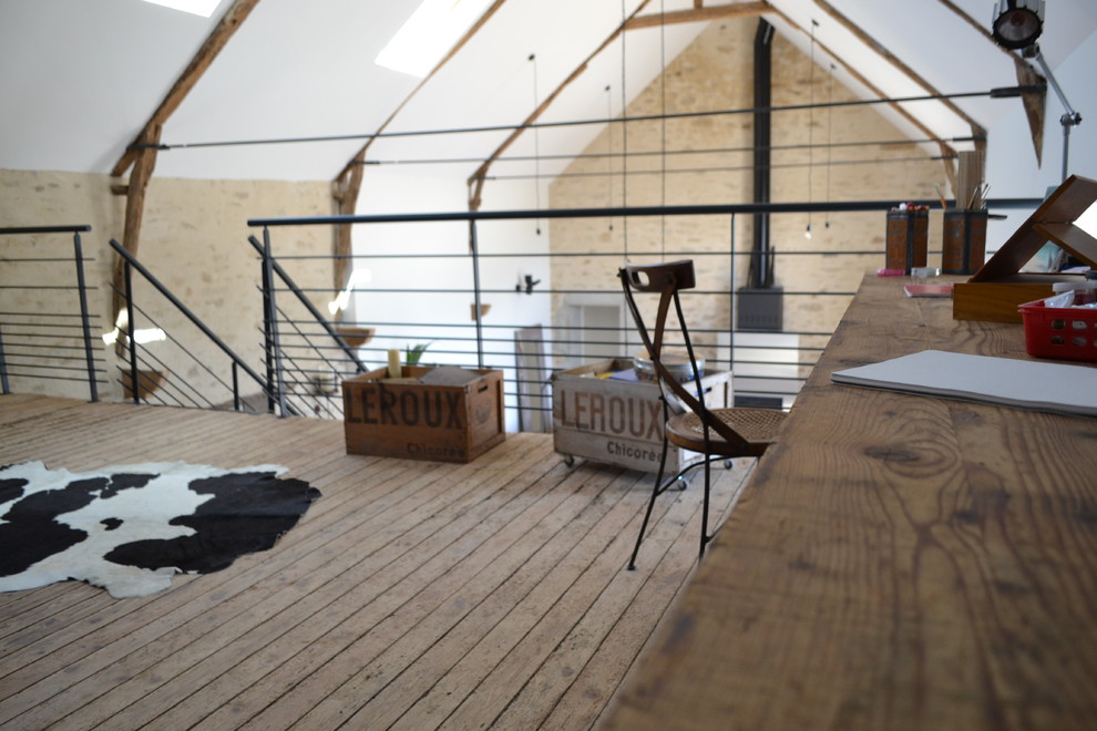 Exemple d'un grand bureau industriel avec un mur blanc, un sol en bois brun et un bureau indépendant.