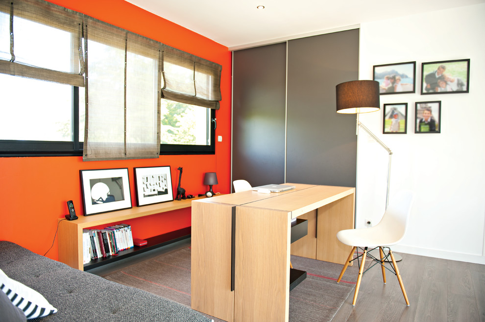 レンヌにあるコンテンポラリースタイルのおしゃれなホームオフィス・書斎の写真