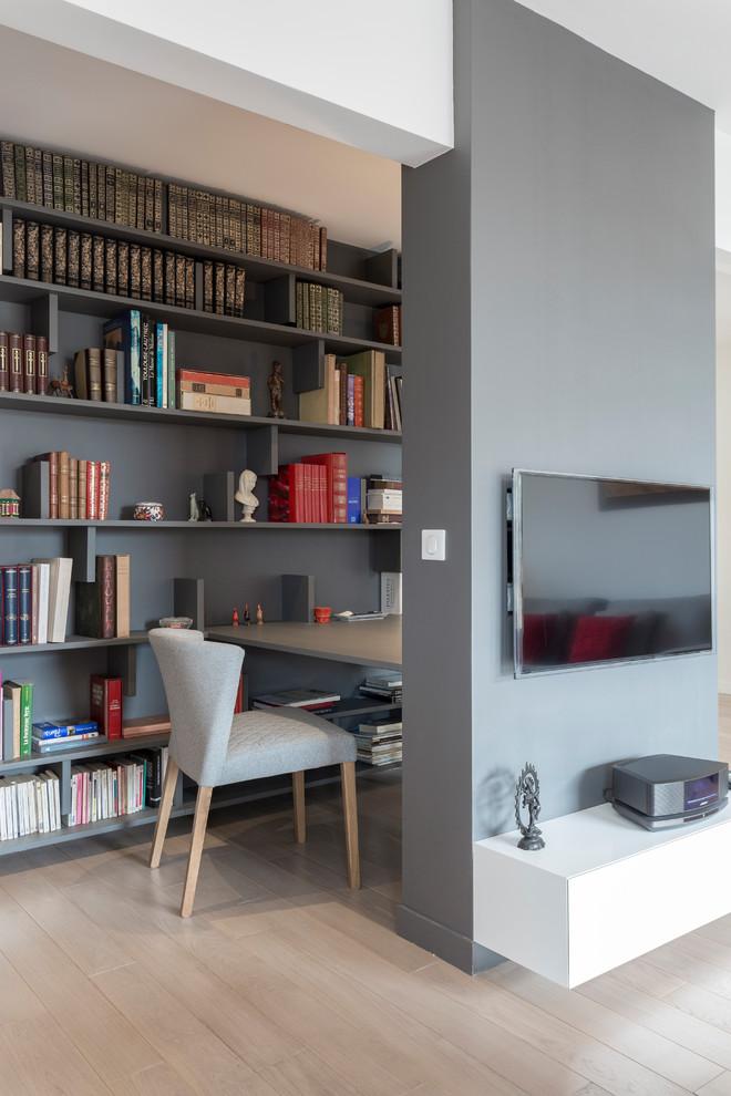 他の地域にある高級な小さなコンテンポラリースタイルのおしゃれな書斎 (グレーの壁、淡色無垢フローリング、暖炉なし、造り付け机、ベージュの床) の写真