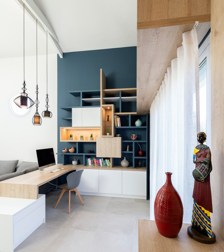ナントにあるコンテンポラリースタイルのおしゃれなホームオフィス・書斎 (青い壁、造り付け机、ベージュの床) の写真