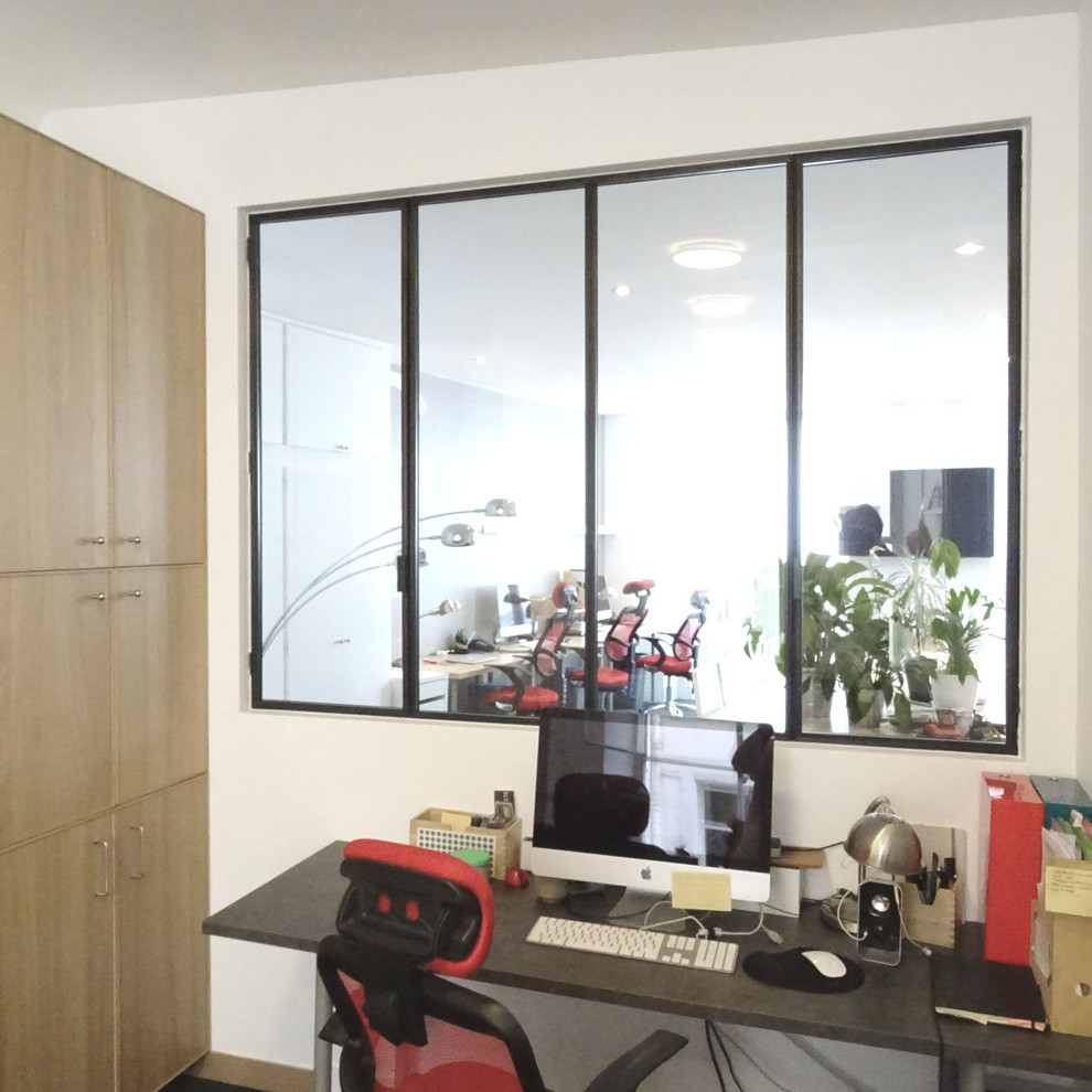 Diseño de despacho industrial de tamaño medio sin chimenea con paredes blancas y escritorio independiente