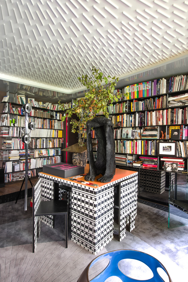パリにあるラグジュアリーな広いエクレクティックスタイルのおしゃれな書斎 (自立型机) の写真