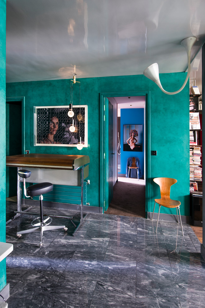 На фото: рабочее место среднего размера в стиле фьюжн с отдельно стоящим рабочим столом и синими стенами без камина с