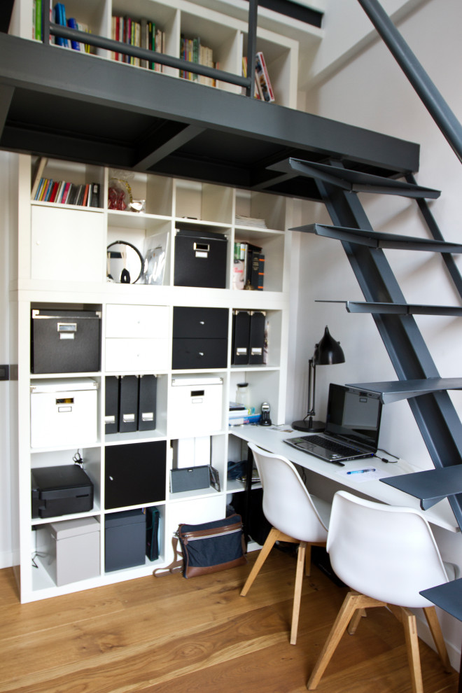 Foto di un ufficio minimal di medie dimensioni con pareti bianche, parquet chiaro, scrivania incassata e pavimento beige