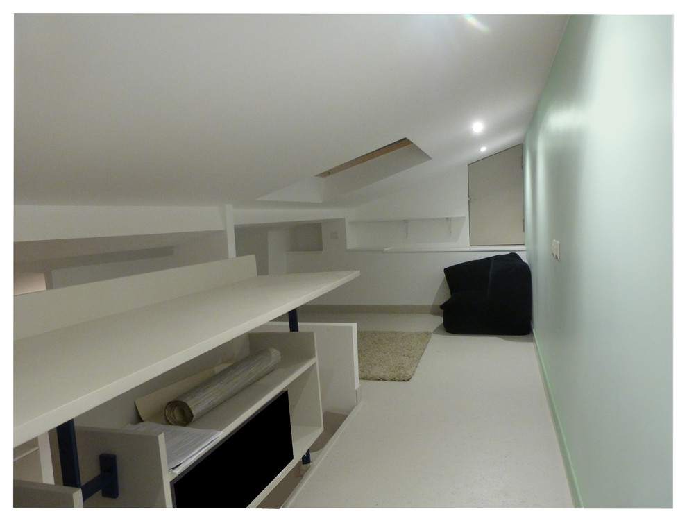 Kleines Modernes Lesezimmer mit weißer Wandfarbe, gebeiztem Holzboden und beigem Boden in Paris