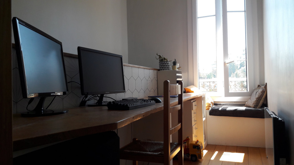 Idée de décoration pour un petit bureau design avec un mur gris, parquet clair, un bureau intégré et un sol beige.