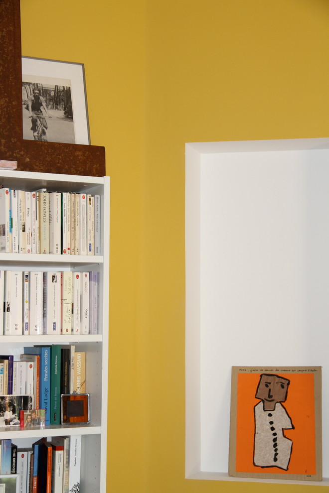 Idées déco pour un bureau classique de taille moyenne avec un mur jaune et un bureau indépendant.