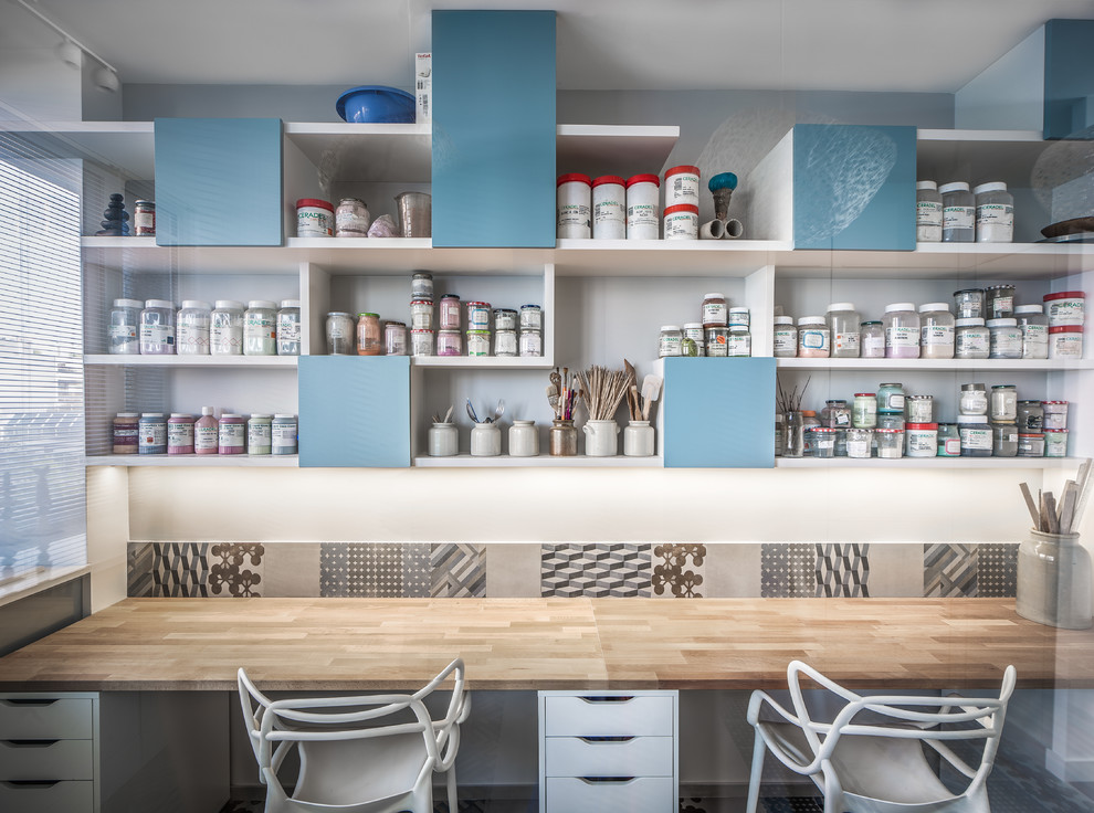 Mid-sized trendy built-in desk craft room photo in Paris