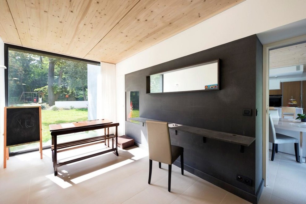 Exemple d'un grand bureau tendance en bois avec un mur noir, un sol en carrelage de céramique, un bureau intégré, un sol beige et un plafond en bois.
