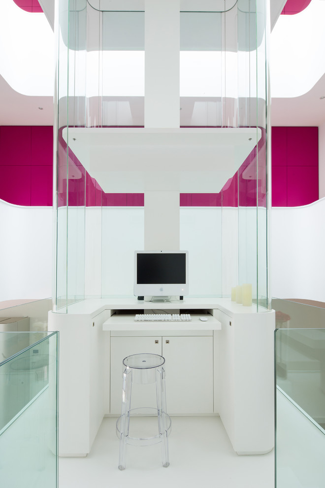 Kleines Modernes Arbeitszimmer mit weißer Wandfarbe, Einbau-Schreibtisch und Arbeitsplatz in Bordeaux
