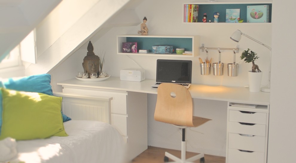 Photo of a small contemporary study in Nantes with white walls, light hardwood flooring and a built-in desk.