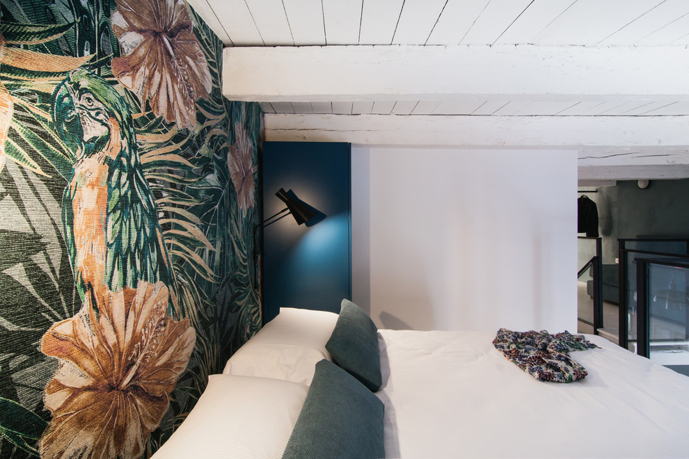 Idee per una piccola camera da letto stile loft minimal con pareti multicolore