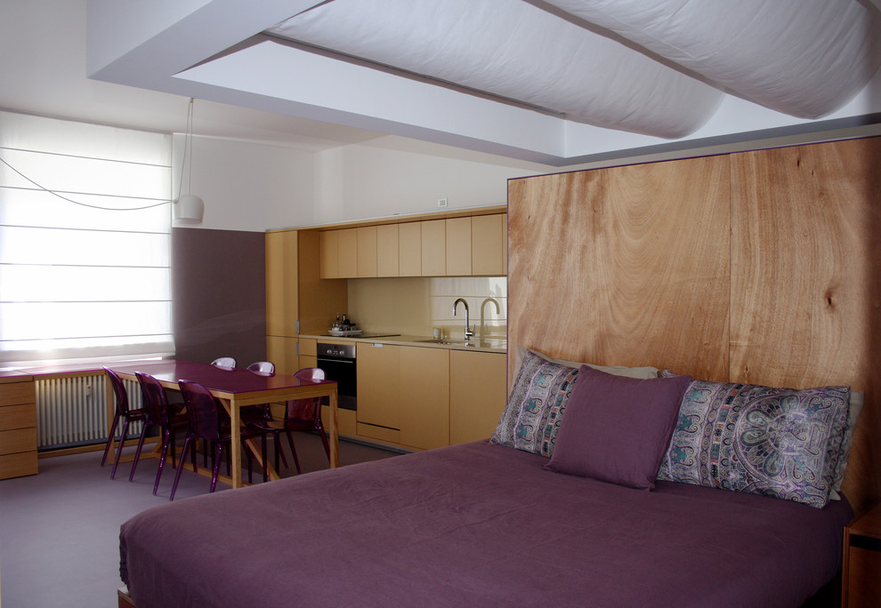 Idee per una piccola e In mansarda camera da letto design con pareti bianche