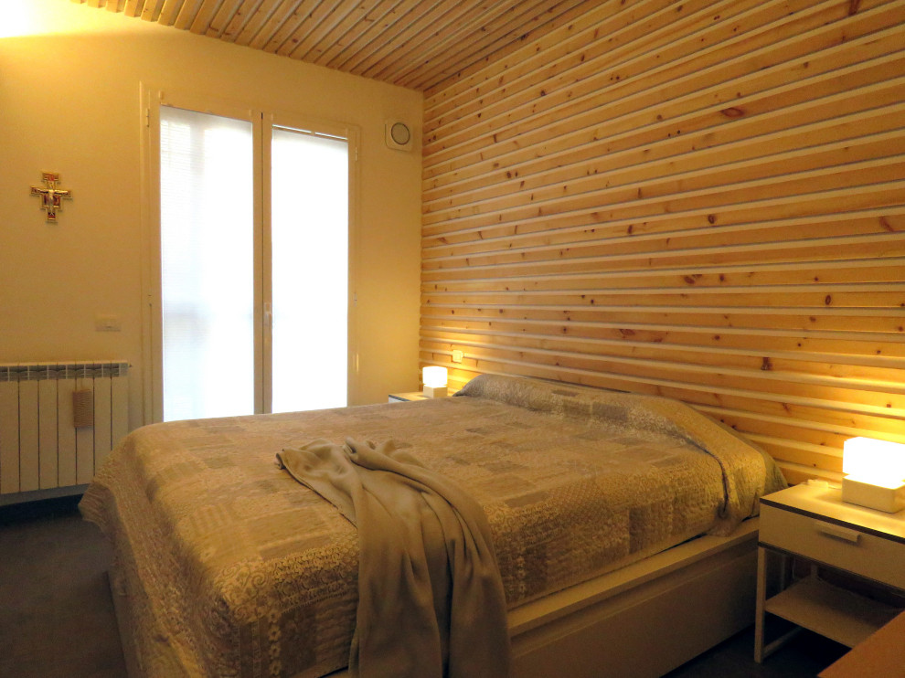 Immagine di una piccola camera matrimoniale minimal con pavimento in gres porcellanato e pavimento marrone
