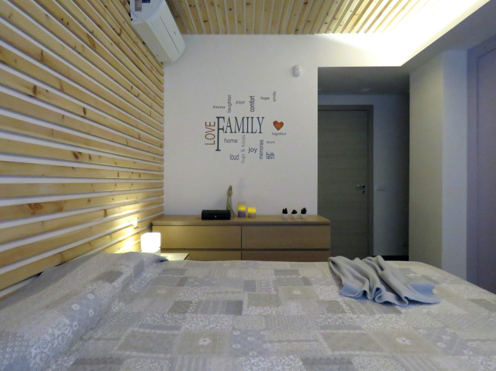 Diseño de dormitorio principal actual pequeño con suelo de baldosas de porcelana y suelo marrón