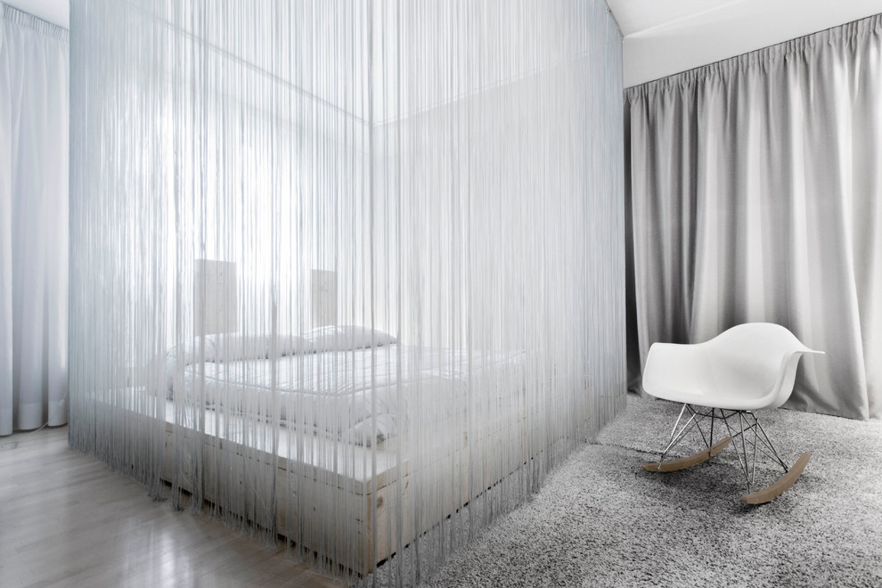 Modernes Schlafzimmer mit weißer Wandfarbe in Florenz