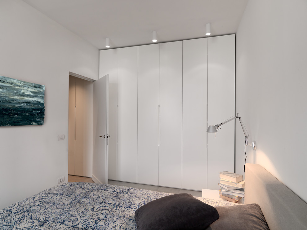 Стильный дизайн: хозяйская спальня среднего размера в современном стиле с белыми стенами, полом из керамогранита и серым полом - последний тренд