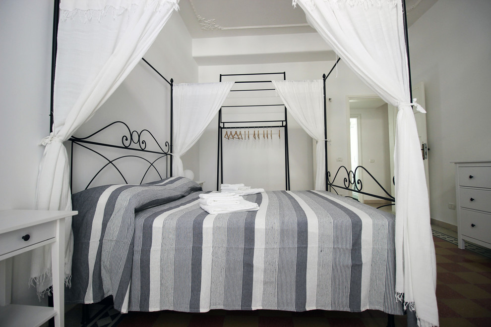 Свежая идея для дизайна: большая хозяйская спальня в современном стиле с белыми стенами и мраморным полом - отличное фото интерьера