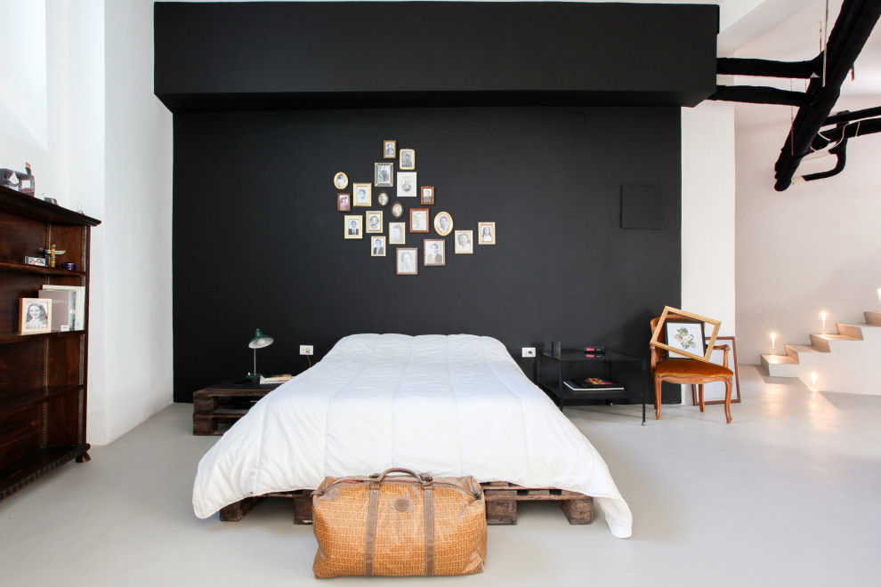 Foto di una camera da letto boho chic con abbinamento di mobili antichi e moderni