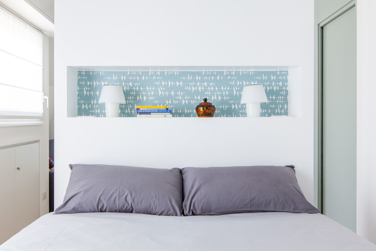 ミラノにある中くらいなコンテンポラリースタイルのおしゃれな主寝室 (白い壁) のレイアウト