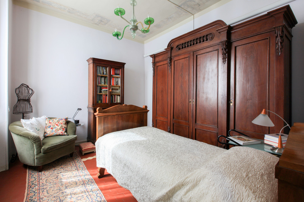 Immagine di una camera da letto tradizionale con pareti rosse