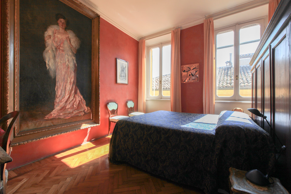 Пример оригинального дизайна: спальня в классическом стиле с красными стенами