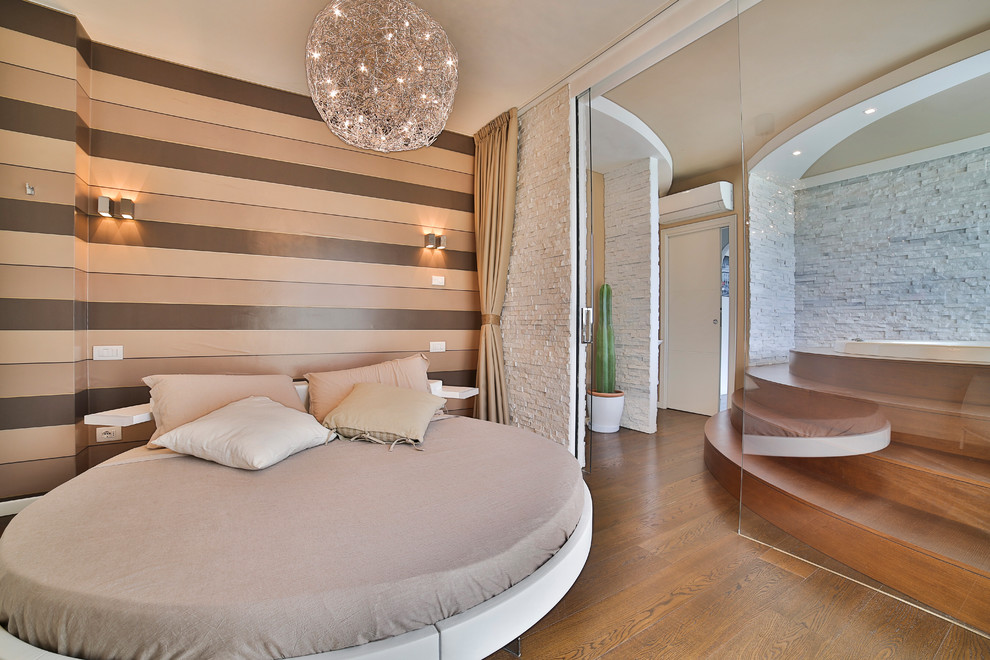 Пример оригинального дизайна: большая хозяйская спальня в современном стиле с разноцветными стенами и паркетным полом среднего тона