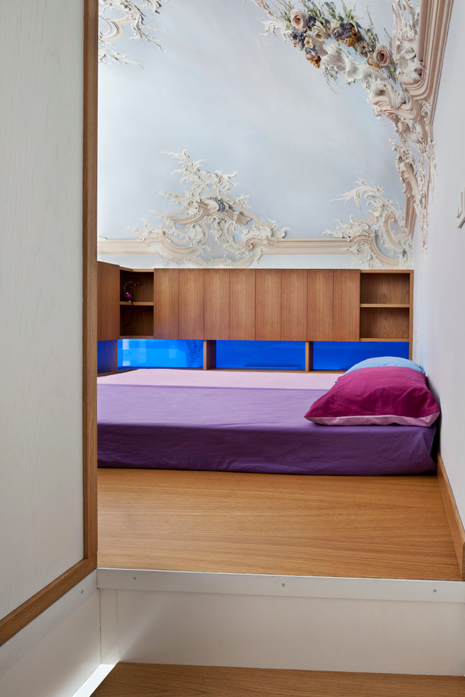 Idee per una piccola camera da letto stile loft minimal con pavimento in legno massello medio