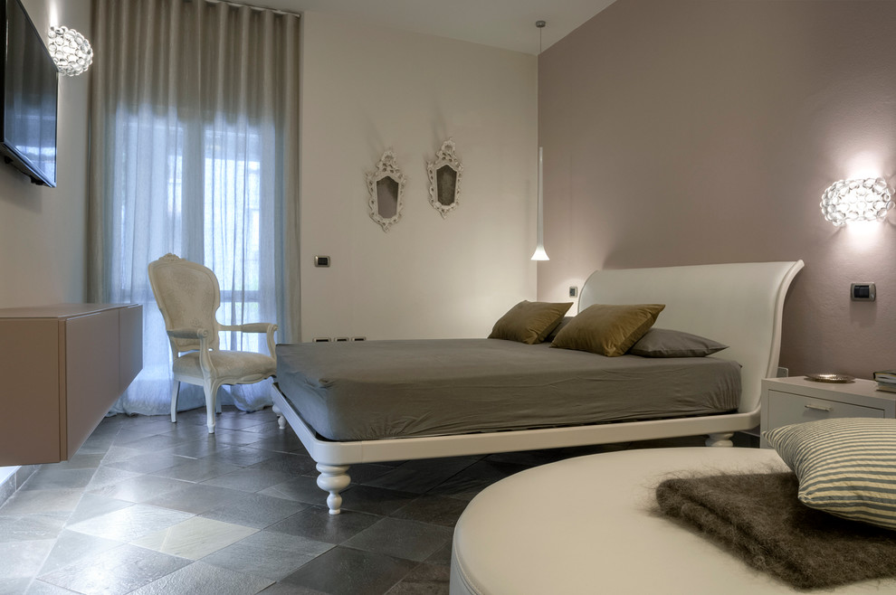 Стильный дизайн: хозяйская спальня среднего размера в современном стиле с розовыми стенами, полом из сланца и серым полом - последний тренд