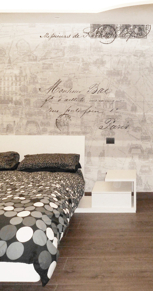 Источник вдохновения для домашнего уюта: хозяйская спальня в современном стиле с белыми стенами и темным паркетным полом