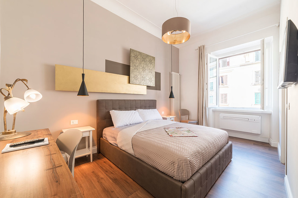 Стильный дизайн: хозяйская спальня среднего размера в современном стиле с разноцветными стенами - последний тренд