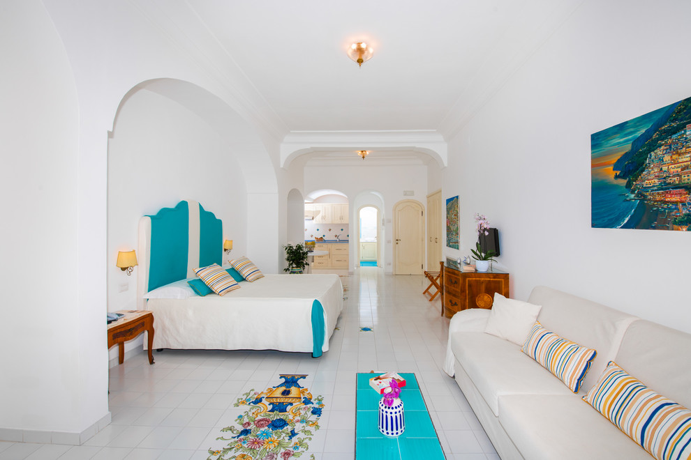 Immagine di una camera da letto mediterranea con pareti bianche e pavimento bianco