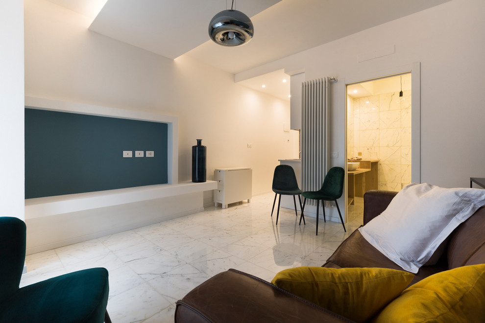 Ispirazione per una piccola camera da letto stile loft contemporanea con pareti blu, pavimento in marmo e pavimento bianco