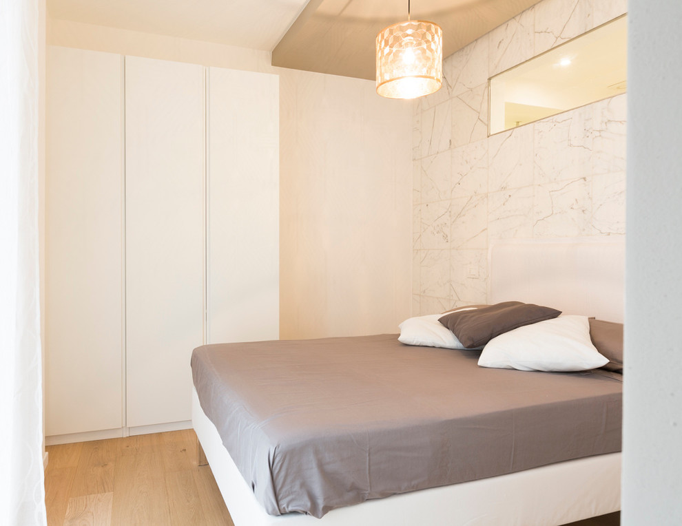 Foto de dormitorio principal mediterráneo de tamaño medio con suelo de madera clara, suelo beige y paredes beige