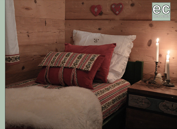 Идея дизайна: маленькая гостевая спальня (комната для гостей) в стиле рустика с белыми стенами, светлым паркетным полом и фасадом камина из штукатурки для на участке и в саду