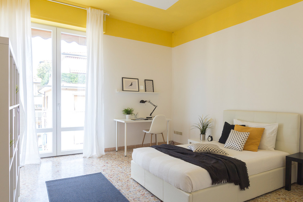Skandinavisches Hauptschlafzimmer mit weißer Wandfarbe in Florenz
