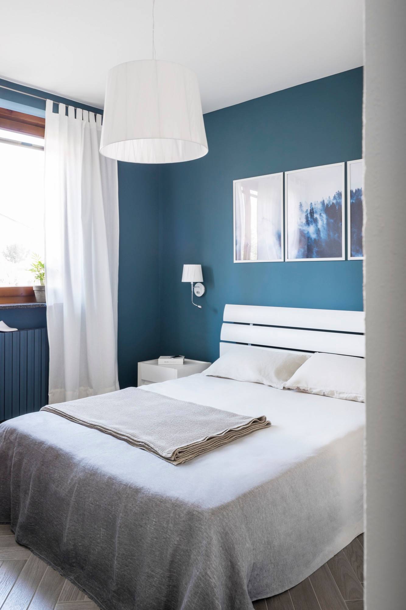 Camera da letto con pareti blu e pavimento in gres porcellanato - Foto,  Idee, Arredamento - Giugno 2023 | Houzz IT