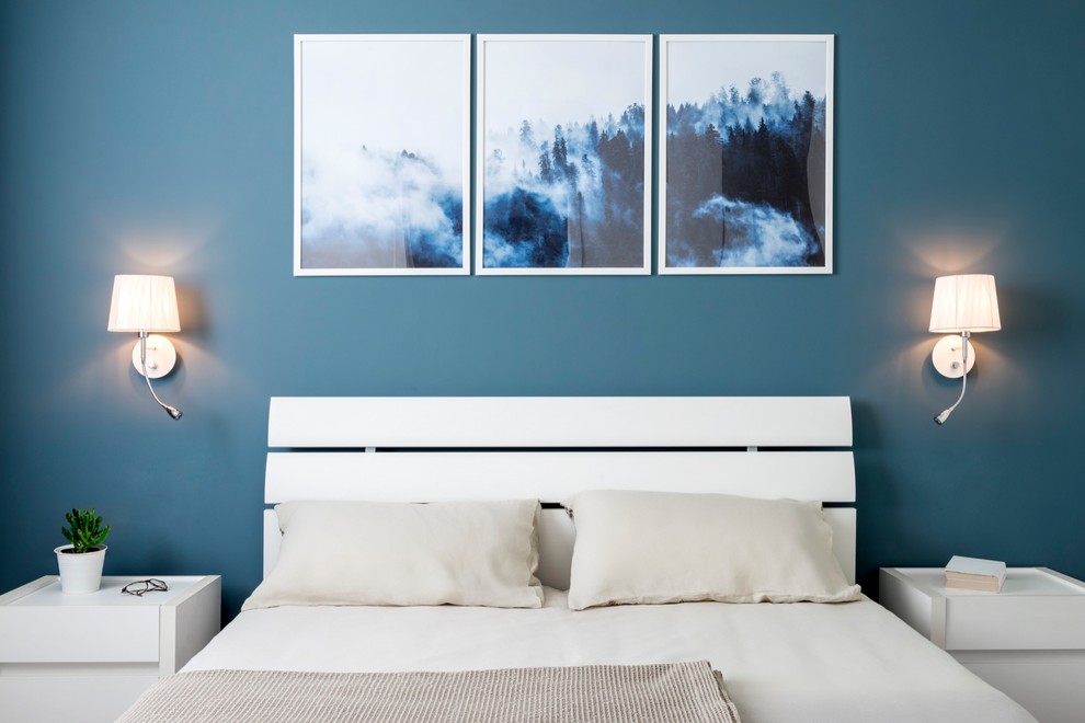 Cette image montre une petite chambre parentale design avec un mur bleu, un sol en carrelage de porcelaine et un sol gris.