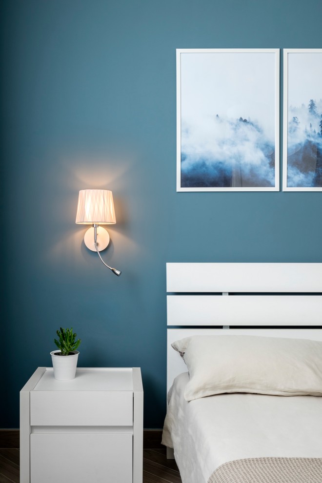 Idée de décoration pour une petite chambre parentale design avec un mur bleu, un sol en carrelage de porcelaine et un sol gris.