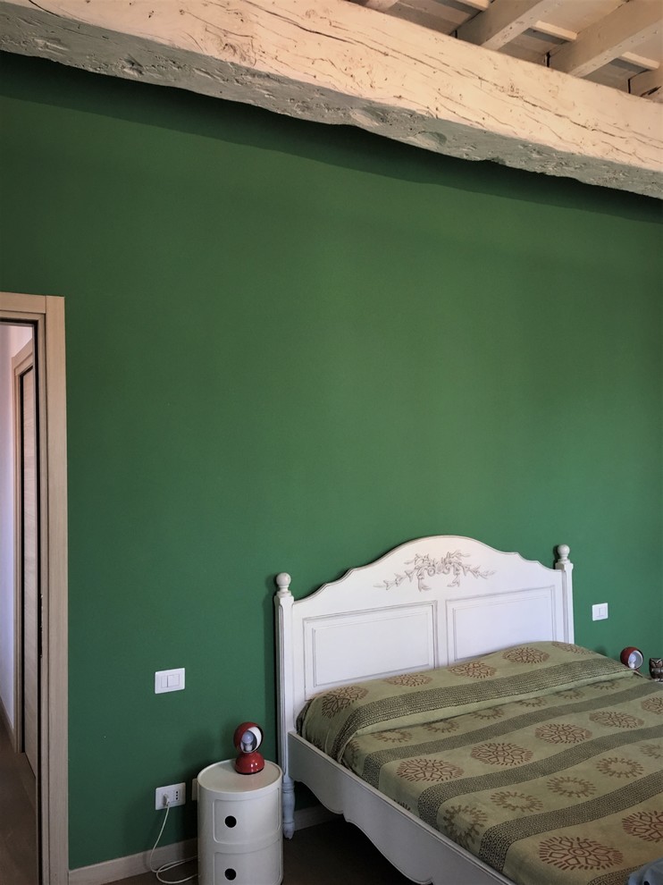 Стильный дизайн: хозяйская спальня в стиле шебби-шик с разноцветными стенами, светлым паркетным полом и коричневым полом - последний тренд