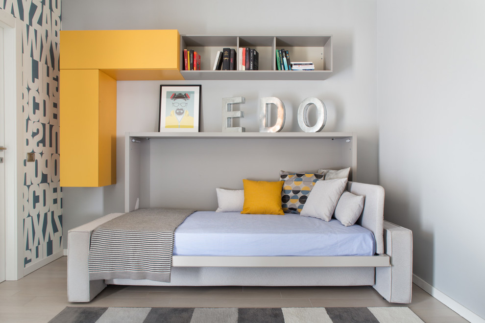 На фото: гостевая спальня среднего размера, (комната для гостей) в современном стиле с серыми стенами и полом из керамогранита с