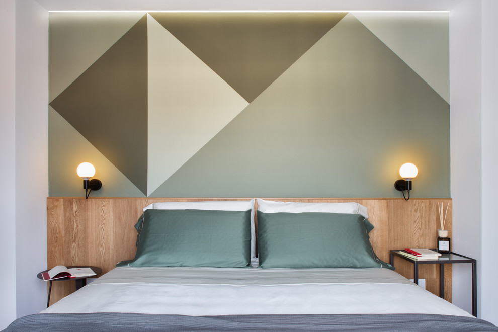 Esempio di una camera da letto minimal con pareti multicolore