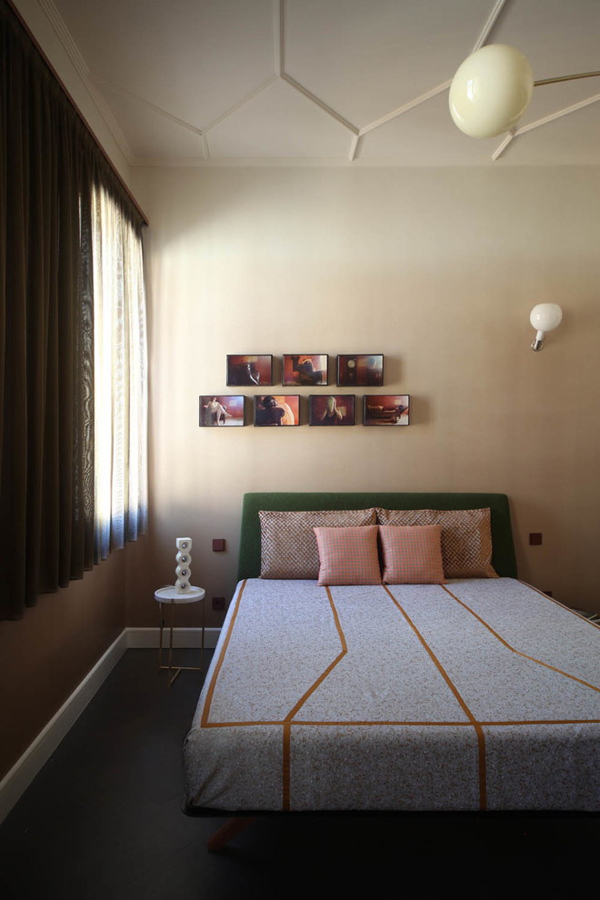 Idee per una camera matrimoniale boho chic di medie dimensioni con pareti beige e pavimento nero